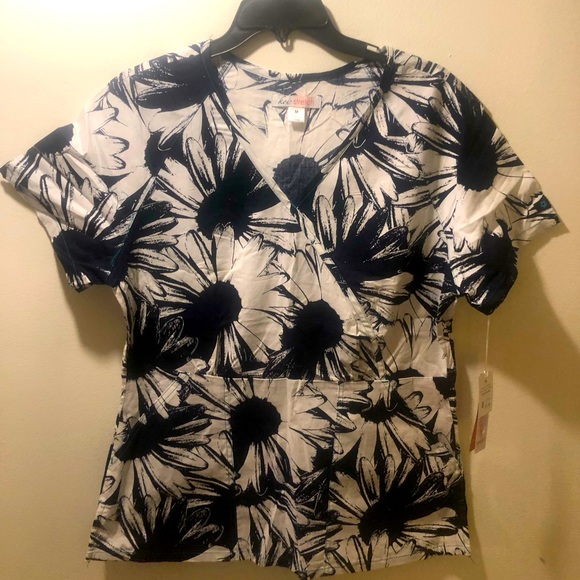 size medium koi scrub top new with tags